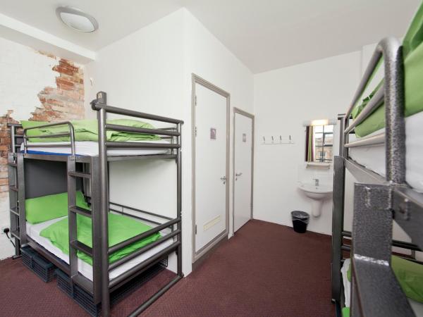 YHA Bristol : photo 3 de la chambre lit superposé en dortoir masculin avec salle de bains commune
