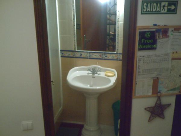 Guest House Capitao Mor : photo 8 de la chambre chambre double ou lits jumeaux avec salle de bains commune