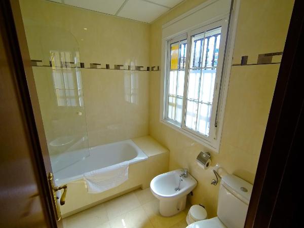 Hostal La Muralla : photo 5 de la chambre chambre double ou lits jumeaux avec salle de bains privative