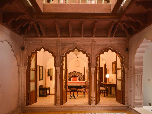 Haveli Dharampura - UNESCO awarded Boutique Heritage Hotel : photo 1 de la chambre diwan-e-khas room - haveli dharampura