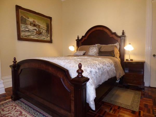 Gingerbread Manor : photo 5 de la chambre chambre de luxe lit queen-size avec salle de bains privative