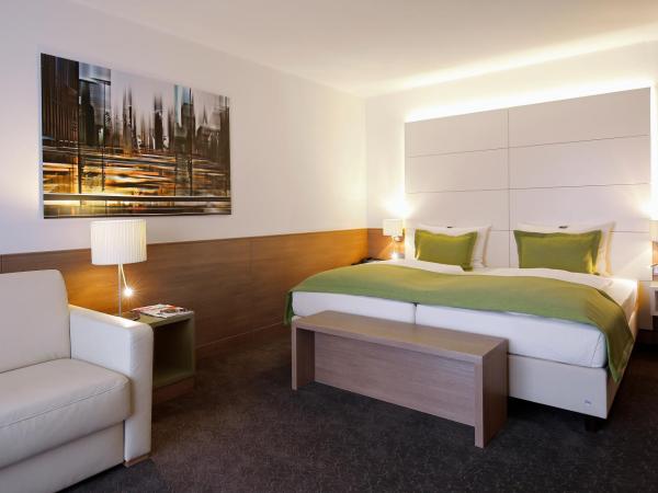 Lindner Hotel Dusseldorf Airport, part of JdV by Hyatt : photo 3 de la chambre suite junior avec canapé-lit