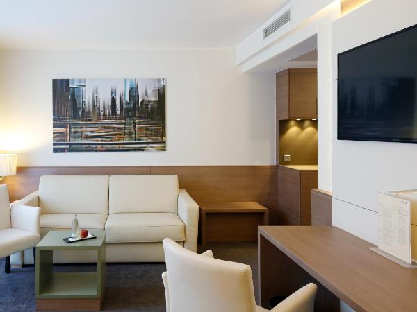 Lindner Hotel Dusseldorf Airport, part of JdV by Hyatt : photo 4 de la chambre suite junior avec canapé-lit