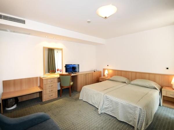 Hotel Flores : photo 4 de la chambre offre spéciale - chambre familiale (2+2)