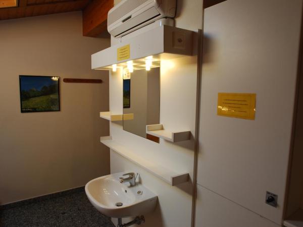 Hotel&Hostel Montarina : photo 3 de la chambre dortoir privé avec salle de bains commune (5 adultes)