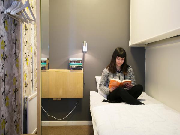 Slottsskogens Hostel : photo 4 de la chambre chambre lits jumeaux Économique avec salle de bains commune (sans fenêtre)