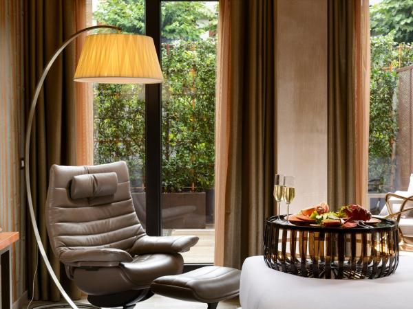 Milan Suite Hotel : photo 3 de la chambre suite junior avec jardin privé