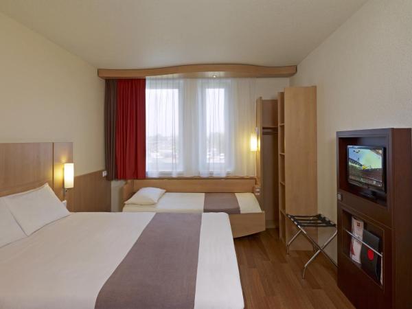 Ibis Kraków Stare Miasto : photo 9 de la chambre standard family room with one double bed and one single bed