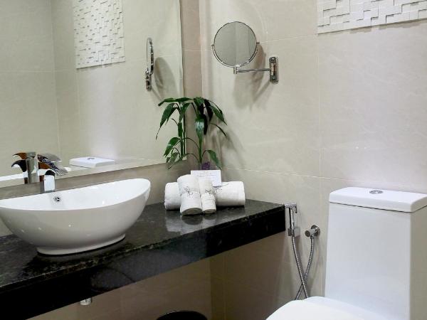 The Waterfront Hotel Kuching : photo 2 de la chambre deluxe twin (compound view)