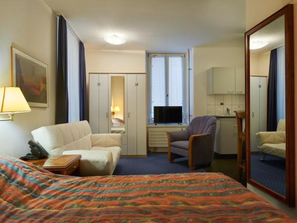 Hotel Hine Adon Fribourg : photo 6 de la chambre suite familiale 1 chambre avec kitchenette 
