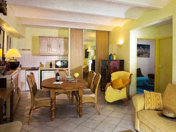 La Campagne St Lazare - Restaurant Chambres d'Hôtes Piscine & SPA : photo 10 de la chambre appartement - côté piscine