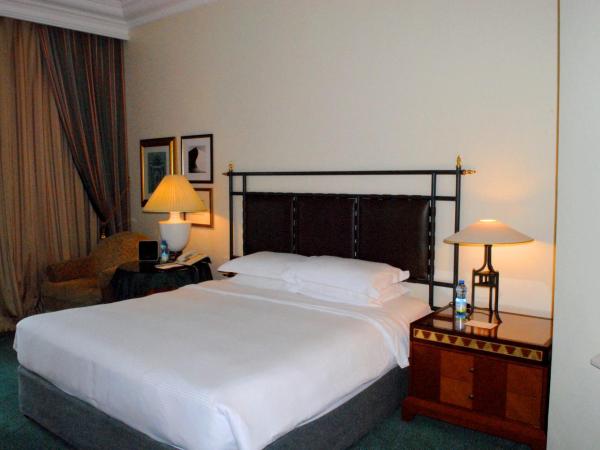 Grand Hyatt Muscat : photo 7 de la chambre chambre lit king-size - accès au club
