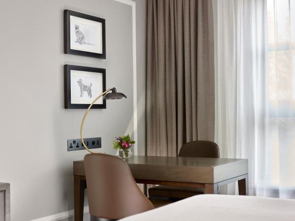 Hyatt Regency London - The Churchill : photo 7 de la chambre chambre lit king-size - vue sur jardin