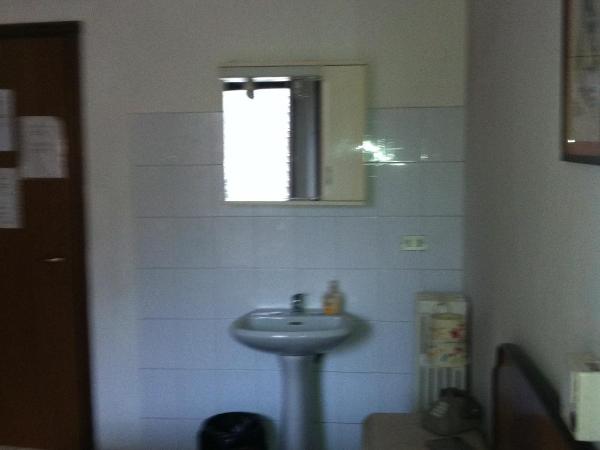 Hotel Gambara : photo 8 de la chambre chambre double ou lits jumeaux Économique avec salle de bains commune