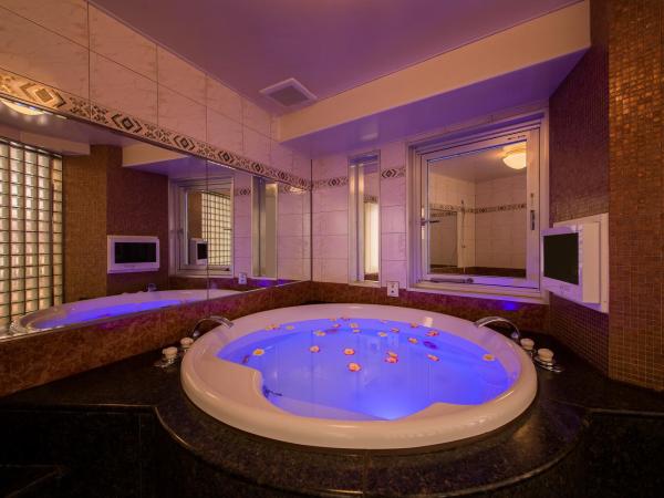 HOTEL PAL Otsuka -Adult Only- : photo 2 de la chambre chambre double supérieure avec fauteuil de massage