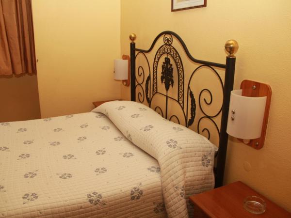 Pensao Residencial Flor dos Cavaleiros : photo 2 de la chambre quarto casal
