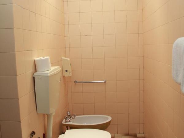 Pensao Residencial Flor dos Cavaleiros : photo 2 de la chambre chambre double avec salle de bains privative