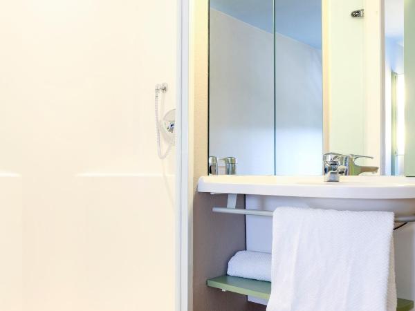 Hotel Ibis Budget Nancy Centre : photo 3 de la chambre chambre triple avec 1 lit double et 1 lit superposé