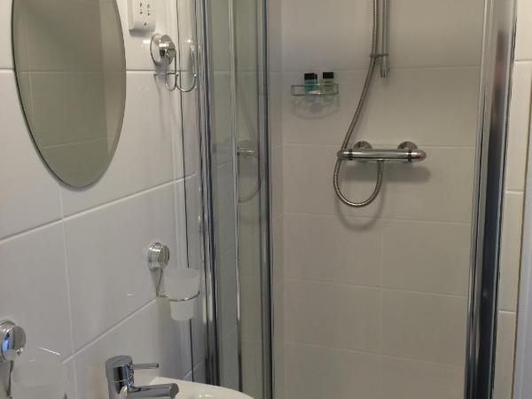 Maon Hotel : photo 9 de la chambre chambre double avec salle de bains privative