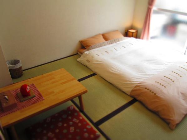 J-Hoppers Hiroshima Guesthouse : photo 6 de la chambre chambre double de style japonais avec salle de bains commune