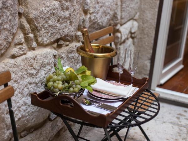 M Maison Particulière Porto : photo 5 de la chambre suite avec balcon