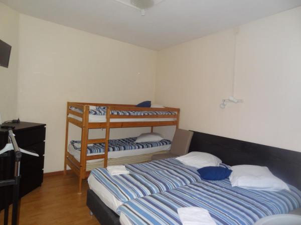 Logies Ocelot : photo 5 de la chambre chambre familiale avec douche et toilettes communes (2 adultes + 2 enfants)