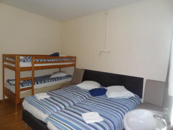 Logies Ocelot : photo 3 de la chambre chambre familiale avec douche et toilettes communes (2 adultes + 2 enfants)