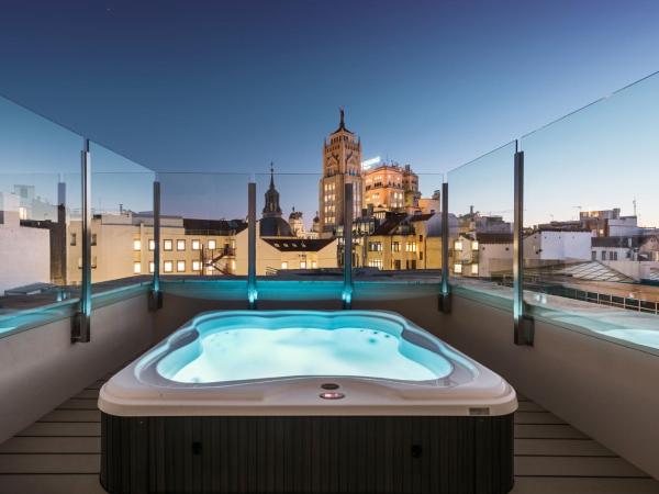 Catalonia Gran Vía Madrid : photo 1 de la chambre chambre double supérieure avec terrasse et bain à remous