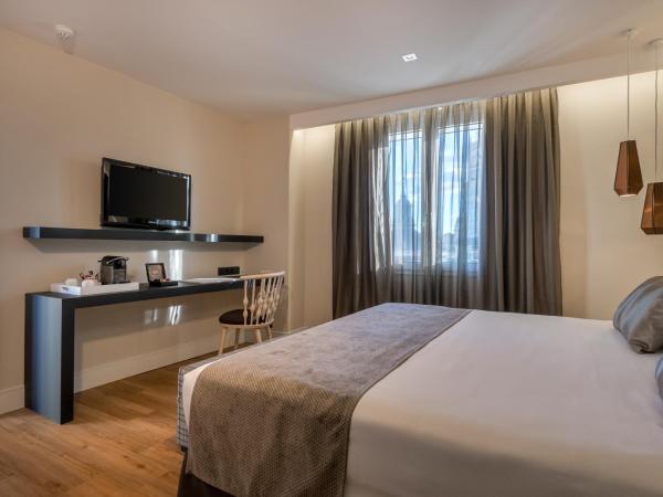 Catalonia Gran Vía Madrid : photo 2 de la chambre suite avec terrasse et bain à remous