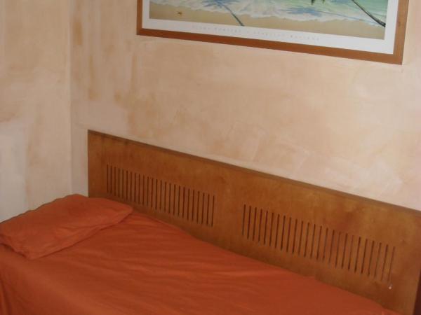 Hotel Clarean : photo 3 de la chambre chambre triple Économique avec balcon