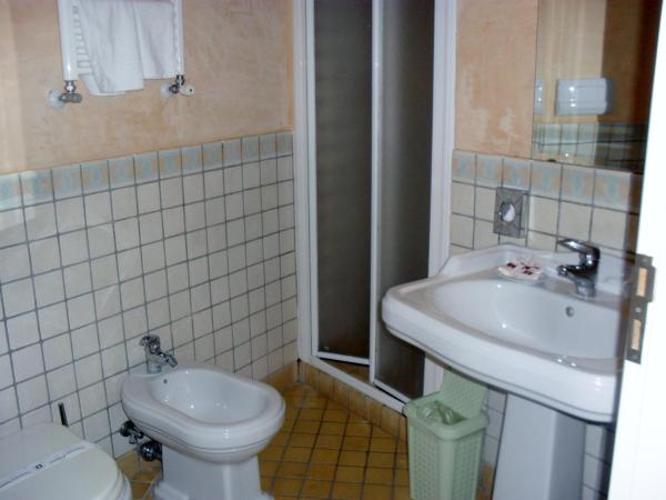 Hotel Clarean : photo 2 de la chambre chambre triple Économique avec balcon