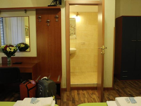 Hotel America : photo 6 de la chambre chambre triple avec salle de bains privative