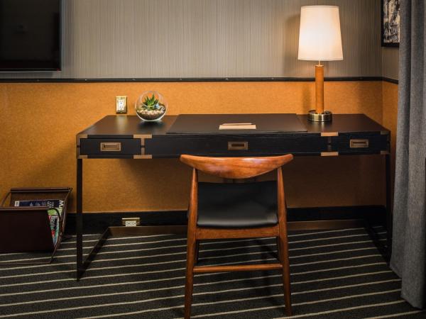 Gild Hall, A Thompson Hotel, by Hyatt : photo 4 de la chambre chambre lit king-size avec baignoire accessible aux personnes à mobilité réduite