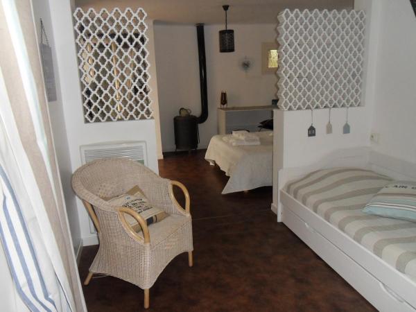 Chambres d'Hôtes de la Grone : photo 5 de la chambre chambre triple - vue sur la piscine