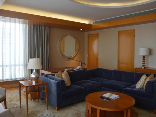 Four Seasons Hotel Mumbai : photo 8 de la chambre deluxe king suite with sea view with 15% discount on food and soft beverage, laundry and spa services