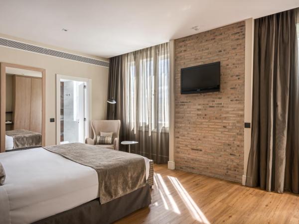 Catalonia Gran Vía Madrid : photo 3 de la chambre chambre double supérieure avec terrasse et bain à remous