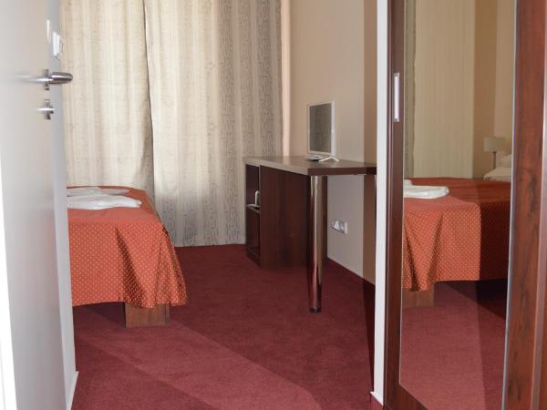 HOTEL ARÉNA : photo 4 de la chambre chambre simple avec salle de bains 