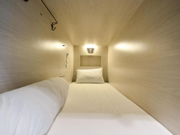 The Cube Hostel Silom : photo 1 de la chambre lit simple cube entre de devant dans dortoir mixte
