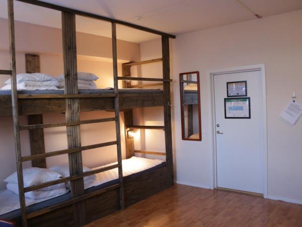 Multi Challenge Hostel : photo 4 de la chambre chambre familiale avec salle de bains commune (8 adultes)