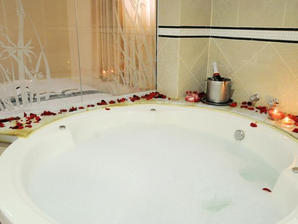 Floresta Tucuruvi (Adult Only) : photo 2 de la chambre suite deluxe avec baignoire spa