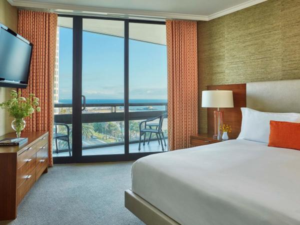 Fairmont Miramar Hotel & Bungalows : photo 5 de la chambre suite tower avec lit king-size - accessible aux personnes à mobilité réduite, malentendantes/douche accessible en fauteuil roulant