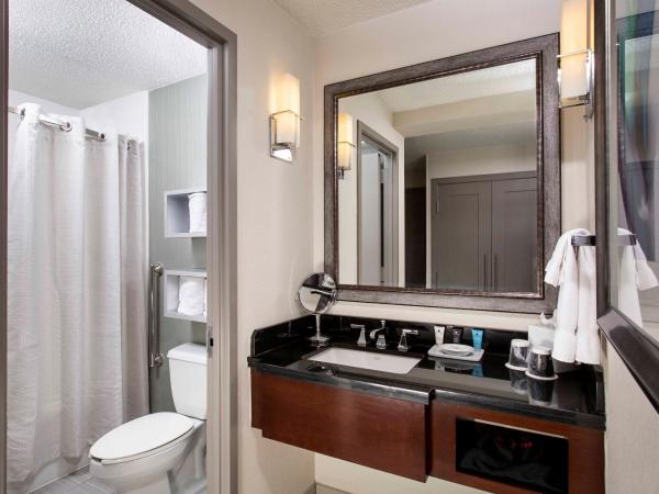 Crowne Plaza Atlanta Midtown, an IHG Hotel : photo 2 de la chambre chambre lit king-size avec douche accessible en fauteuil roulant - adaptée aux personnes à mobilité réduite