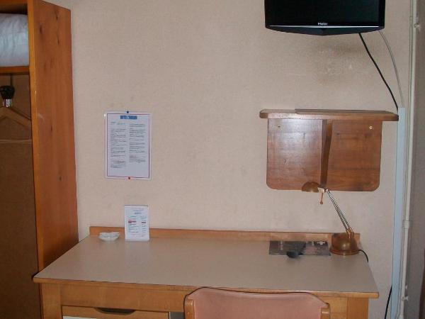 Hotel L'Aiglon : photo 2 de la chambre chambre double avec salle de bains et toilettes communes