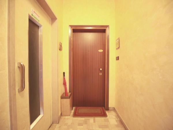 Bed & Breakfast A San Siro 75 : photo 2 de la chambre chambre double avec salle de bains privative interne