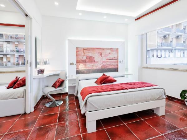 La Madegra Seasuite : photo 7 de la chambre chambre familiale - vue latérale sur mer