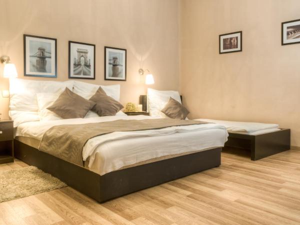Budapest Ville Bed & Breakfast : photo 1 de la chambre chambre triple avec douche