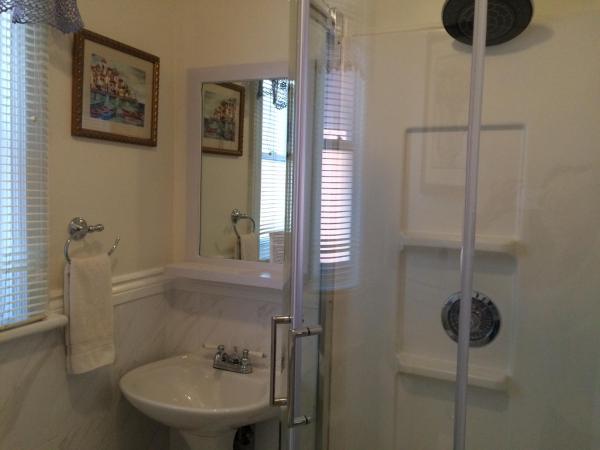 Rideau Inn : photo 3 de la chambre chambre avec lit queen-size et salle de bains externe privative