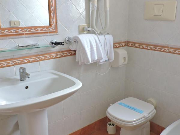 Hotel Elite : photo 4 de la chambre chambre quadruple