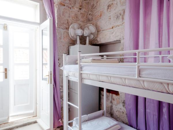 Old Town Hostel : photo 4 de la chambre chambre lits jumeaux standard avec salle de bains commune