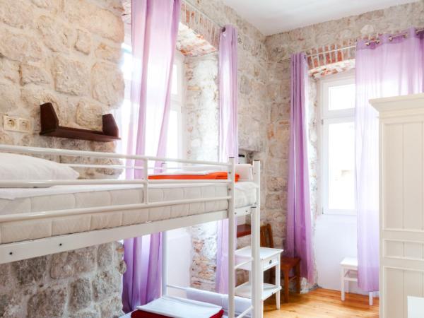 Old Town Hostel : photo 4 de la chambre petite chambre lits jumeaux